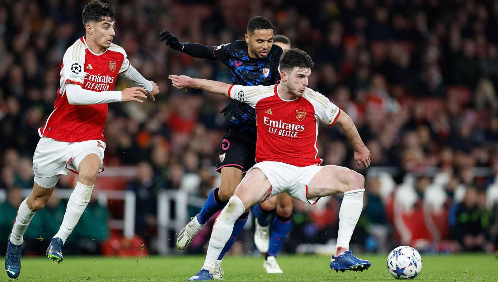 Pemain Sevilla Youssef En-Nesyri di tempel pergerakan oleh kedua pemain Arsenal Kai Havertz dan Declan Rice pada laga Liga Champions di Stadion Emirates, Kamis (09/11/23). (Foto: REUTERS/Peter Cziborra)