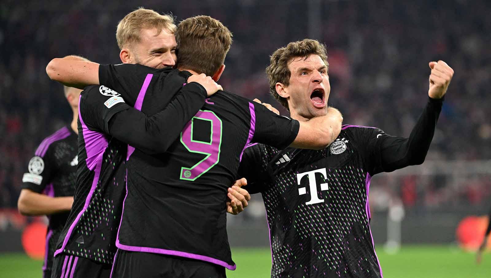 Selebrasi Harry Kane usai mencetak gol bersama rekan tim Konrad Laimer dan Thomas Mueller pada laga Liga Champions di Stadion Allianz Arena, Kamis (09/11/23). (Foto: REUTERS/Angelika Warmuth) - INDOSPORT