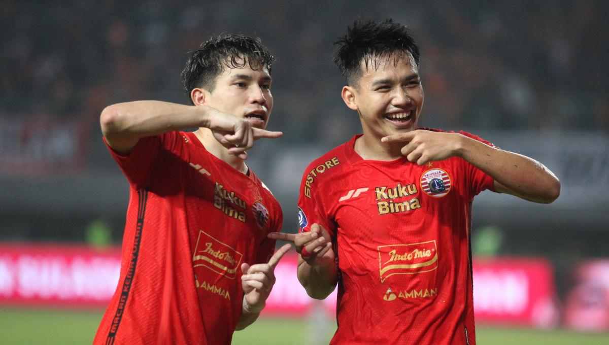 Selebrasi pemain Persija, Witan Sulaeman bersama Ryo Matsumura usai cetak gol pertama ke gawang Persikabo 1973 pada laga pekan ke-19 Liga 1 2023/2024 di Stadion Patriot, Kamis (09/11/23).