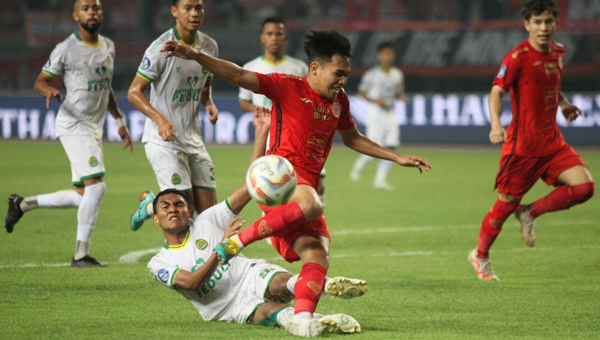 Pemain Persikabo 1973, Frengky Missa menggagalka peluang pemain Persija, Witan Sulaeman pada laga pekan ke-19 Liga 1 2023/2024 di Stadion Patriot, Kamis (09/11/23).