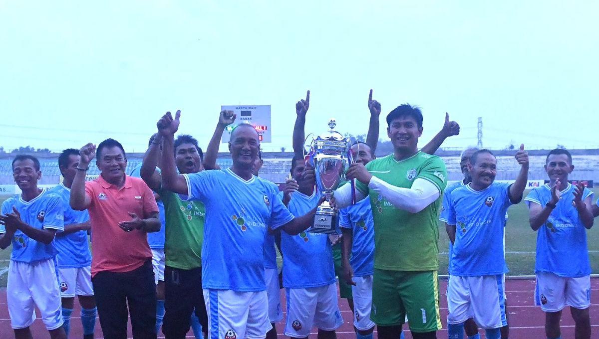 Sejumlah legenda sepak bola Jawa Timur mengikuti trofeo bertajuk Nendia Media Cup 2023 di Stadion Gelora Joko Samudra, Gresik, Kamis (09/11/23).