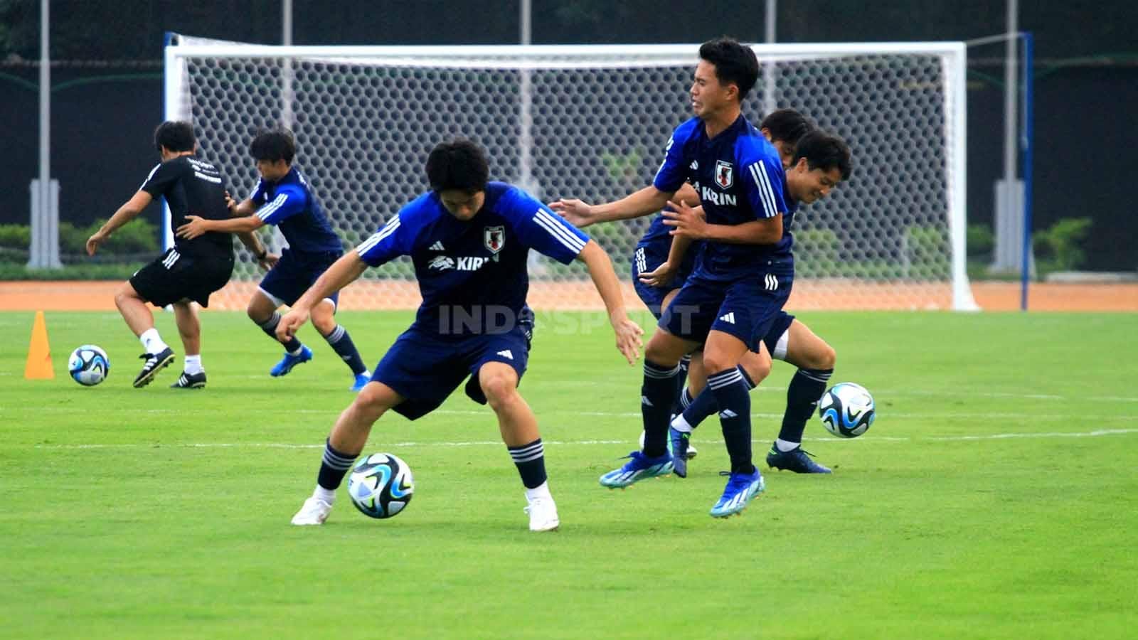 Timnas Jepang U-17, menggelar latihan di Lapangan Sepakbola Saraga ITB, Kota Bandung, Kamis (09/11/2023), mereka menikmati sesi latihantersebut. Pada Piala Dunia U-17 2023, mereka tergabung di grup D melawan Polandia, Argentina, dan juga Senegal.