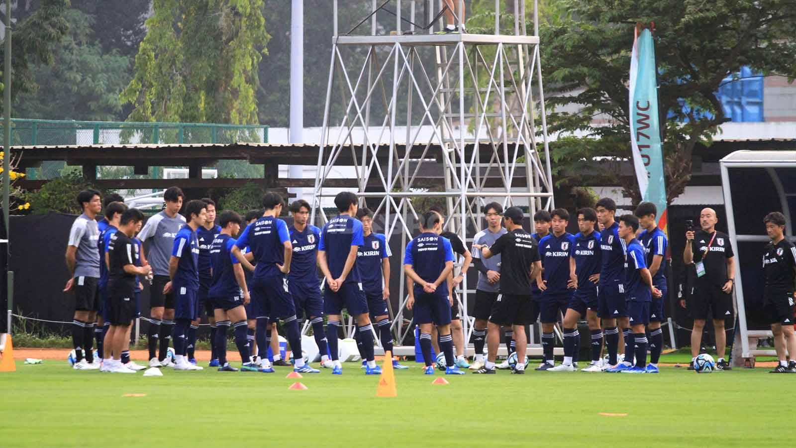 Timnas Jepang U-17, menggelar latihan di Lapangan Sepakbola Saraga ITB, Kota Bandung, Kamis (09/11/2023), mereka menikmati sesi latihantersebut. Pada Piala Dunia U-17 2023, mereka tergabung di grup D melawan Polandia, Argentina, dan juga Senegal.