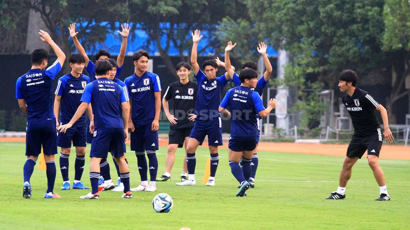 Timnas Jepang U-17, menggelar latihan di Lapangan Sepakbola Saraga ITB, Kota Bandung, Kamis (09/11/2023), mereka menikmati sesi latihantersebut. Pada Piala Dunia U-17 2023, mereka tergabung di grup D melawan Polandia, Argentina, dan juga Senegal. - INDOSPORT