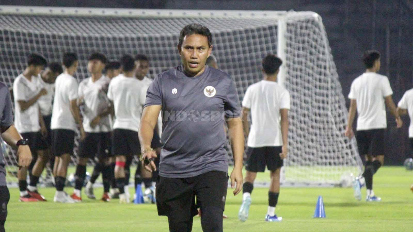 Pelatih Timnas Indonesia U-17, Bima Sakti saat memimpin official training Timnas Indonesia menjelang laga perdana melawan Ekuador di Piala Dunia U-17.