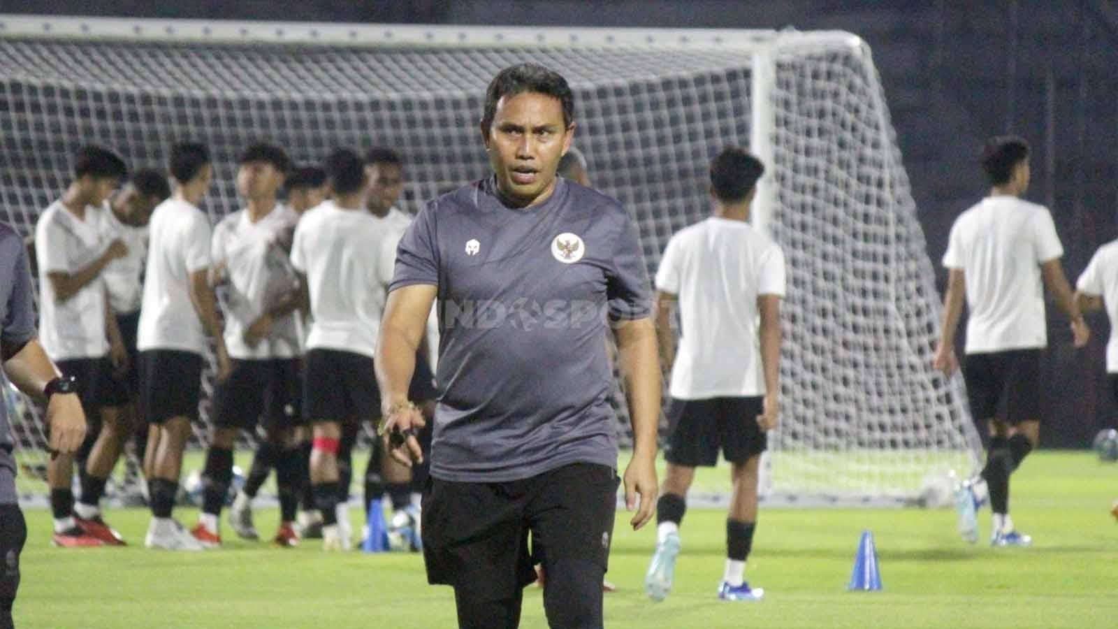 Pelatih Timnas Indonesia U-17, Bima Sakti saat memimpin official training Timnas Indonesia menjelang melakoni laga perdana melawan Ekuador di Piala Dunia U-17. - INDOSPORT