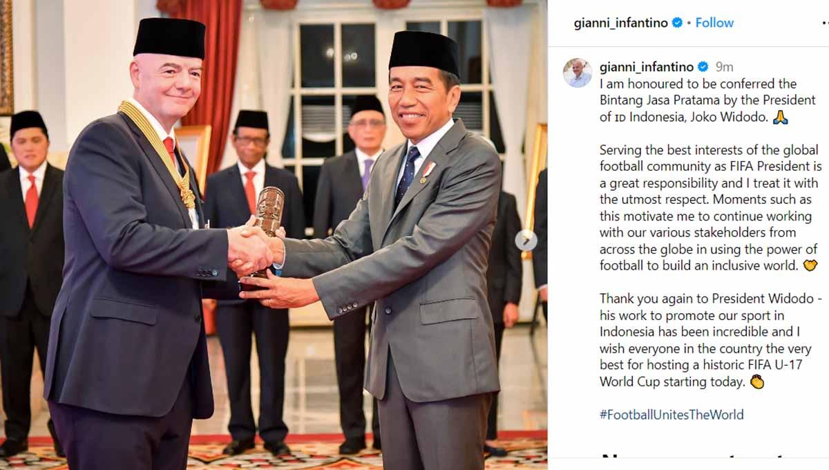 Presiden Joko Widodo (kanan) memberikan ucapan selamat kepada Presiden FIFA Gianni Infantino usai menerima tanda Bintang Jasa Pratama di Istana Negara, Jakarta, Jumat (10/11/2023). (Foto: instagram@gianni_infantino)