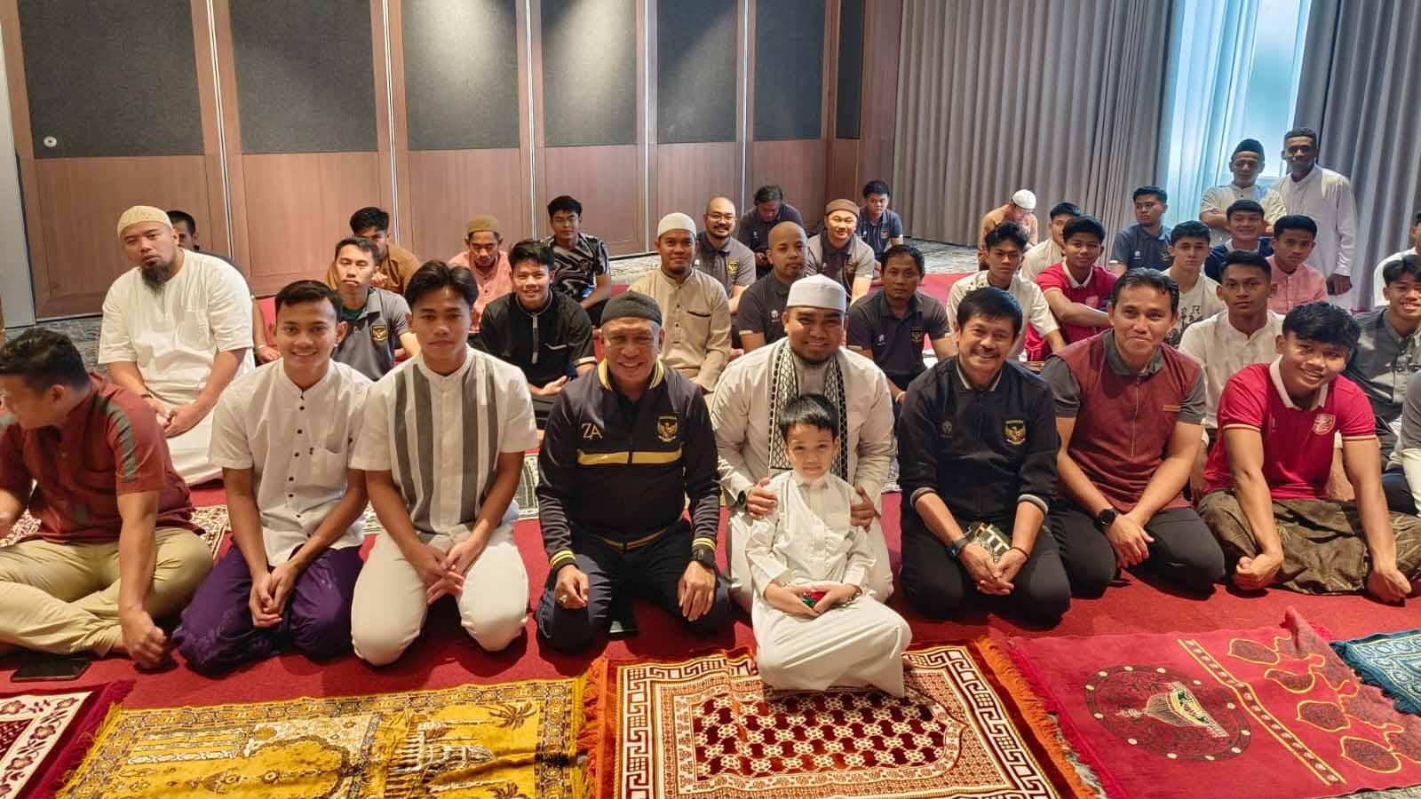 Timnas Indonesia U-17 saat melaksanakan sholat jumat bersama sebelum lawan Ekuador di laga pertama grup A Piala Dunia U-17. (Foto: PSSI)