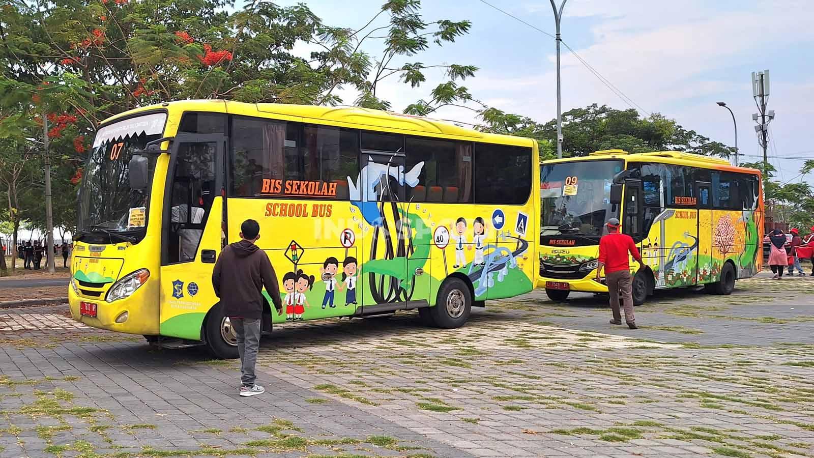 Shuttle bus berupa bus sekolah dikerahkan Pemkot Surabaya mengakomodir penonton ke Stadion GBT, Jumat (10/11/23). (Foto: Ian Setiawan/INDOSPORT)