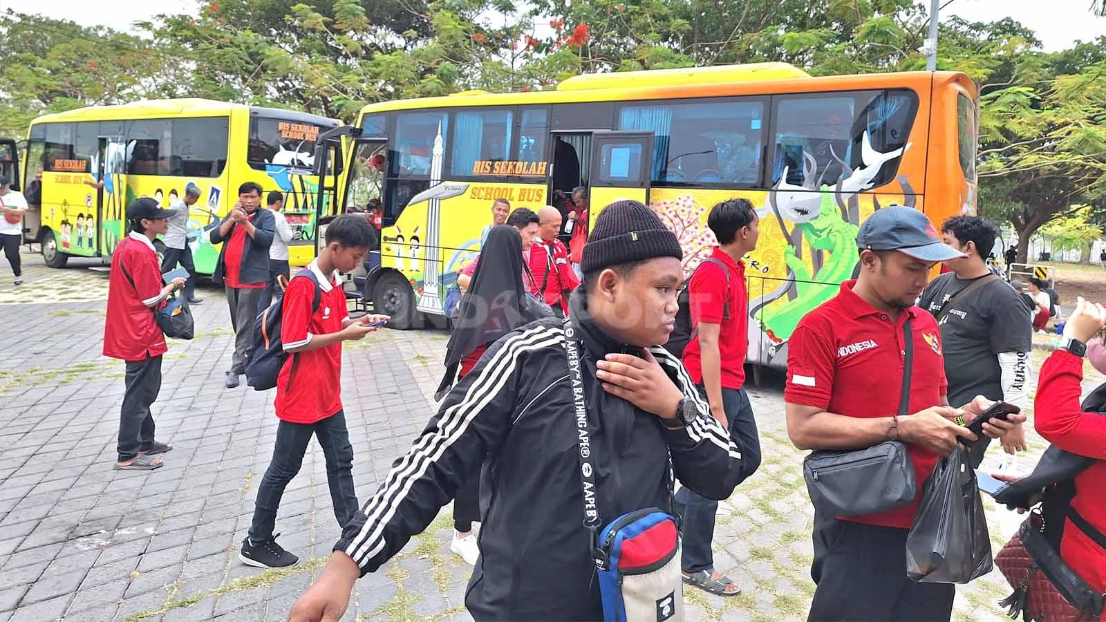 Suasana penonton saat turun dari shuttle bus yang akan menyaksikan pembukaan Piala Dunia U-17, Jumat (10/11/23). (Foto: Ian Setiawan/INDOSPORT)