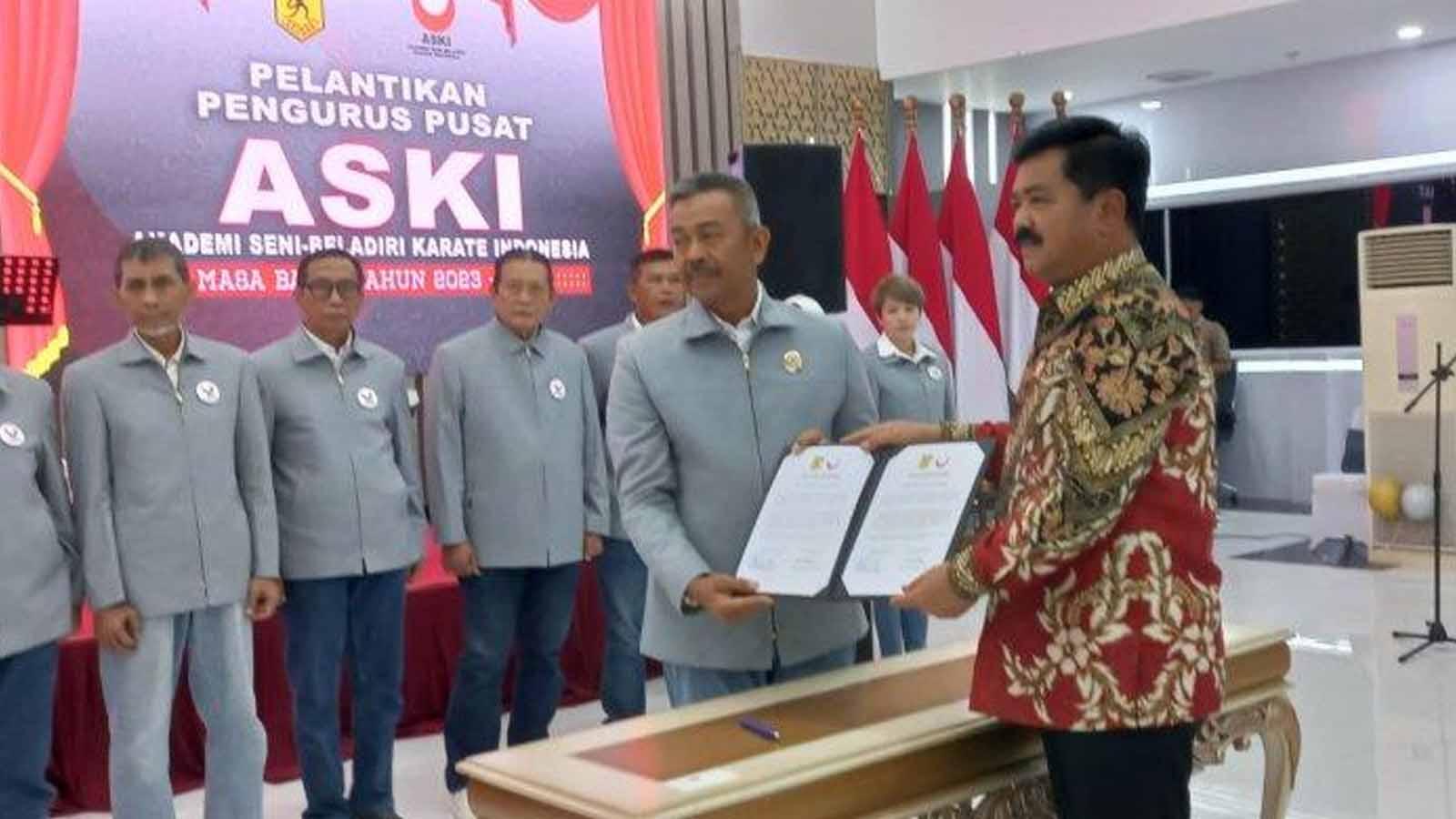 Ketua Umum Pengurus Besar Forum Karate Do-Indonesia (Forki), Marsekal TNI (Purn) Hadi Tjahjanto resmi Pengurus Pusat Akademi Seni-Beladiri Karate Indonesia (PP ASKI) periode 2023-2028 di Kementerian ATR/BPN, Jakarta, Rabu (8/11/2023). (Foto: PB Forki)