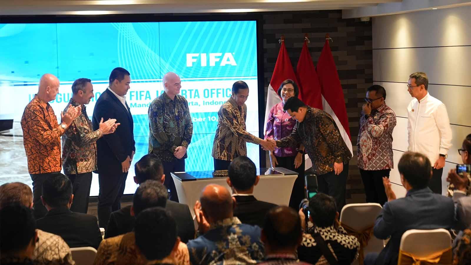 Presiden RI Joko Widodo dan Ketua Umum PSSI, Erick Thohir saat meresmikan kantor FIFA di Jakarta. (Foto: PSSI)