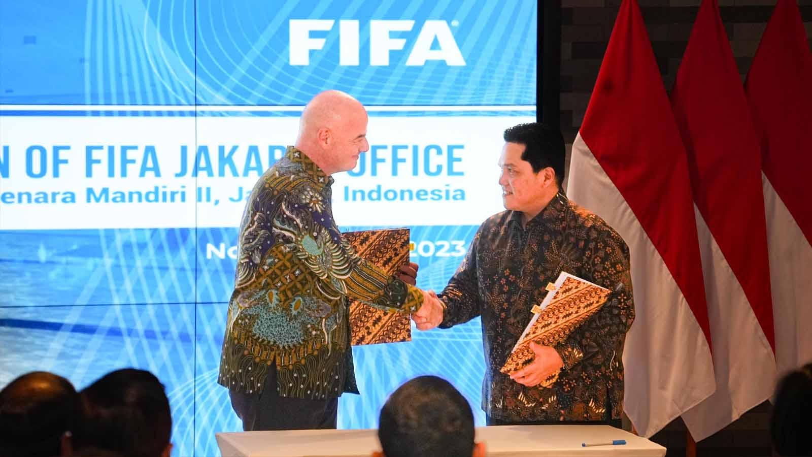 Presiden FIFA Gianni Infantino dan Ketua Umum PSSI Erick Thohir berjabat tangan di peresmian kantor FIFA di Jakarta. (Foto: PSSI)