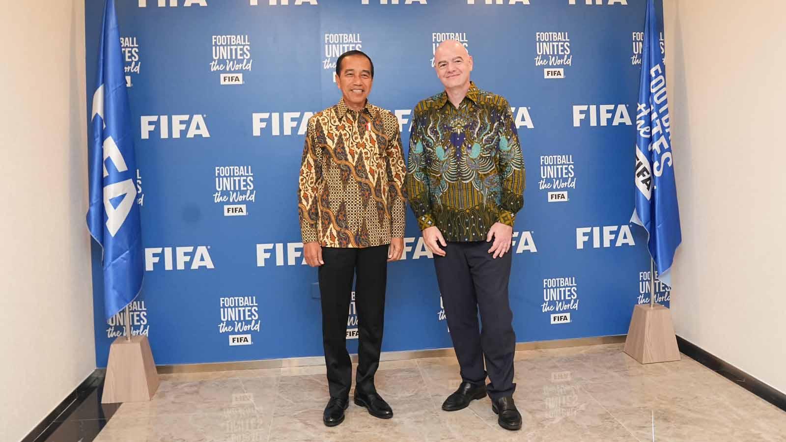 Presiden Joko Widodo dan Presiden FIFA Gianni Infantino saat sesi foto bersama usai peresmian kantor FIFA di Jakarta. (Foto: PSSI)