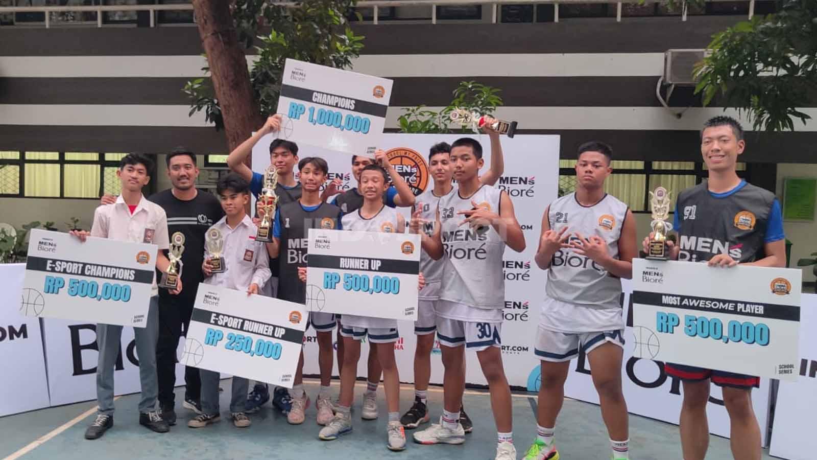 Tuan Rumah SMAN 3 sapu bersih kemenangan di Men's Biore School Pride Basketball 3x3 2.0 Series 2 di SMAN 3 Jakarta. (Foto: Yohanes/INDOSPORT)