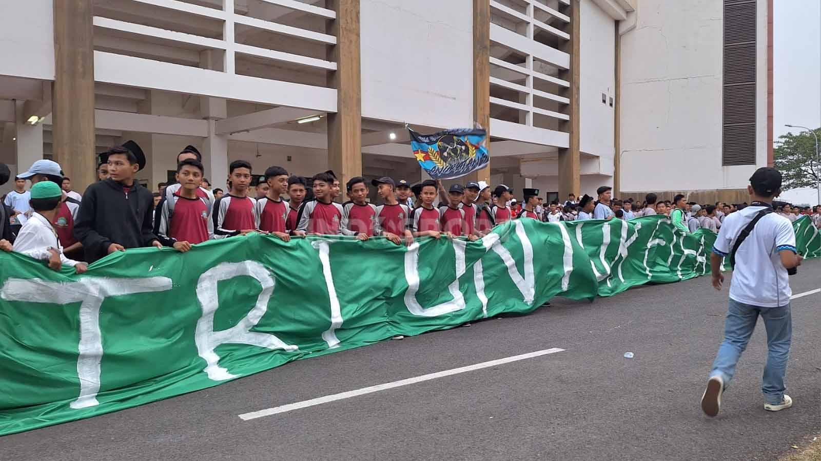 Ribuan santri dari Ponpes yang berada di Bangkalan Madura ikut menyaksikan pertandingan Timnas Indonesia U-17 melawan Ekuador U-17 di Stadion Gelora Bung Tomo, Jumat (10/11/23). (Foto: Ian Setiawan/INDOSPORT)