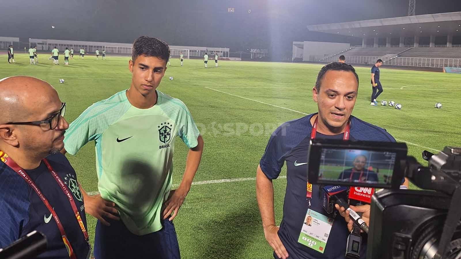 Pelatih Timnas Brasil U-17, Phelipe Leal dan kiper Vitor Reis. (Foto: Petrus Manus Da Yerimon/INDOSPORT)