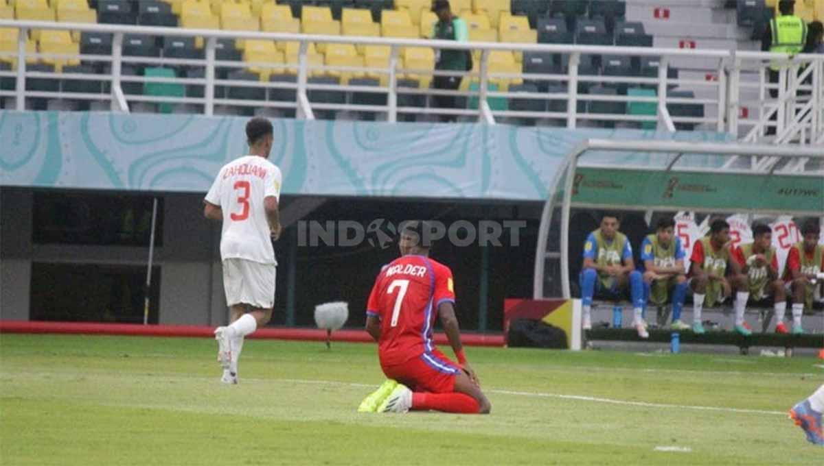 Ekspresi kecewa pemain Panama U-17 Kevin Walder karena gagal mencetak gol pada laga Piala dunia U-17 di Stadion GBT Surabaya, Jumat (10/11/23). (Foto: Fitra Herdian/INDOSPORT)