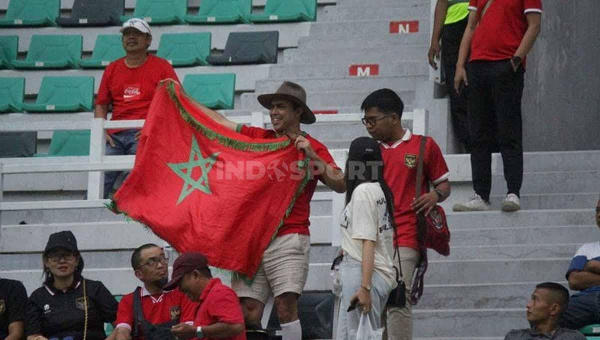 Suporter Maroko hadir untuk mendukun timnya pada laga Piala dunia U-17 di Stadion GBT Surabaya, Jumat (10/11/23). (Foto: Fitra Herdian/INDOSPORT)