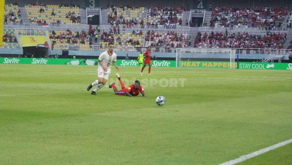 Pemain Maroko U-17 Abdelhamid Maali diadang pemain Panama U-17 pada laga Piala dunia U-17 di Stadion GBT Surabaya, Jumat (10/11/23). (Foto: Fitra Herdian/INDOSPORT)