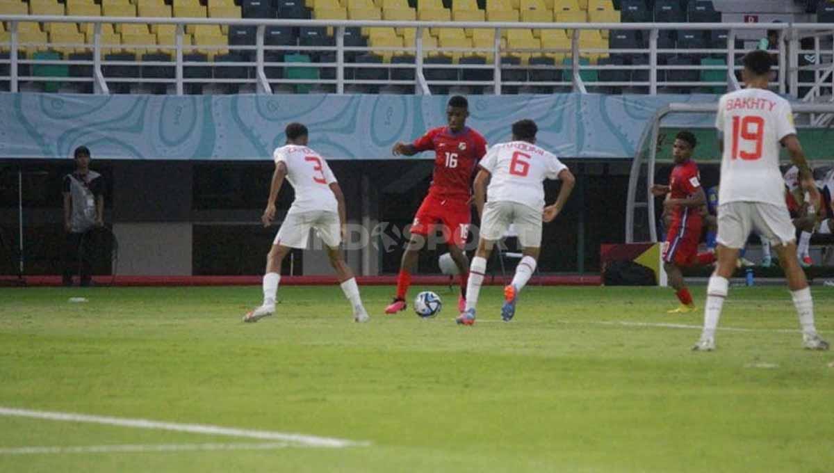 Pemain Panama U-17 Jael Pierre diadang dua pemain Maroko U-17 pada laga Piala dunia U-17 di Stadion GBT Surabaya, Jumat (10/11/23). (Foto: Fitra Herdian/INDOSPORT)