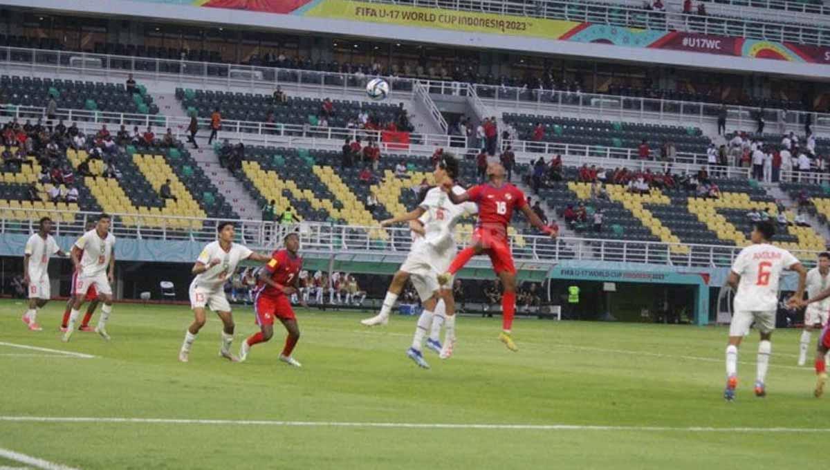 Duel udara pemain Maroko U-17 dan Panama U-17 pada laga Piala dunia U-17 di Stadion GBT Surabaya, Jumat (10/11/23). (Foto: Fitra Herdian/INDOSPORT)