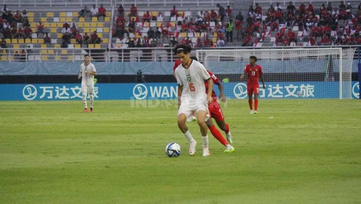 Pemain Maroko U-17 Naoufel El Hannach diganggu pemain Panama ketika membawa bola pada laga Piala dunia U-17 di Stadion GBT Surabaya, Jumat (10/11/23). (Foto: Fitra Herdian/INDOSPORT)