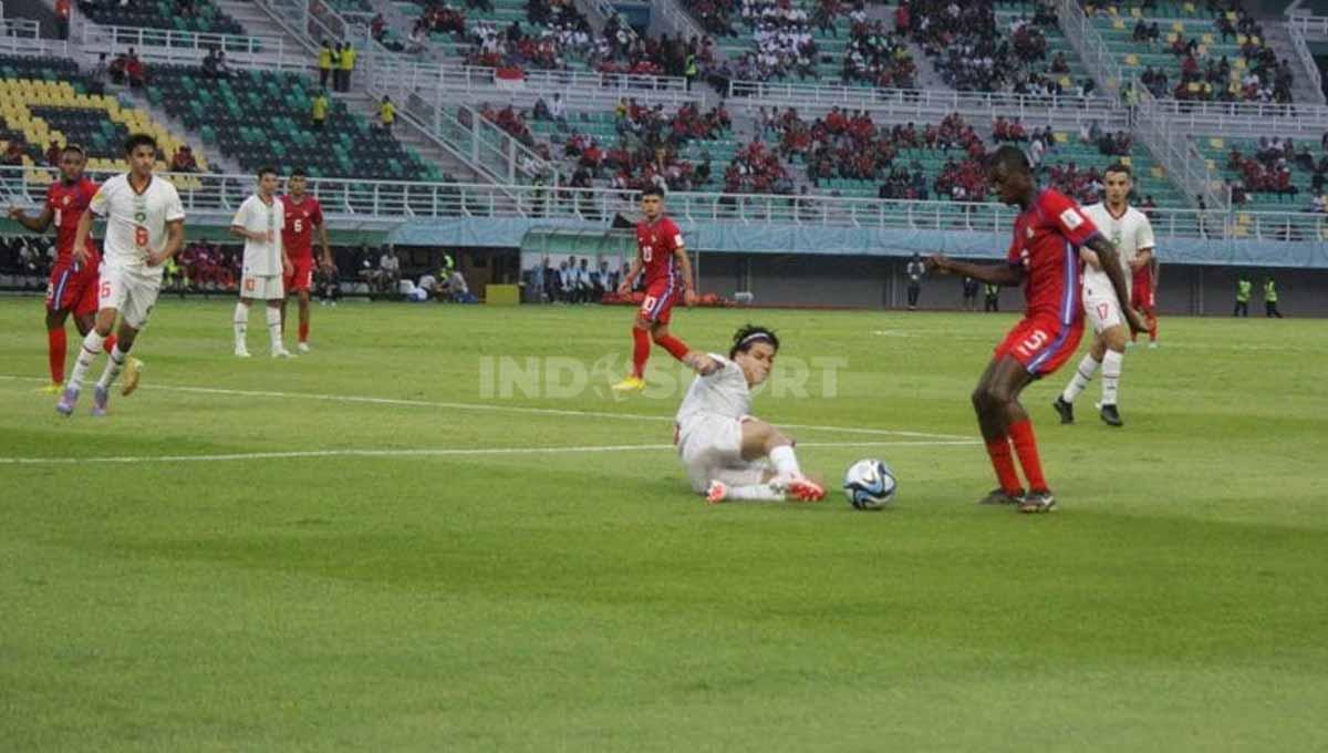 Pemain Maroko U-17 Naoufel El Hannach mencegah pemain Panama ketika membawa bola pada laga Piala dunia U-17 di Stadion GBT Surabaya, Jumat (10/11/23). (Foto: Fitra Herdian/INDOSPORT)