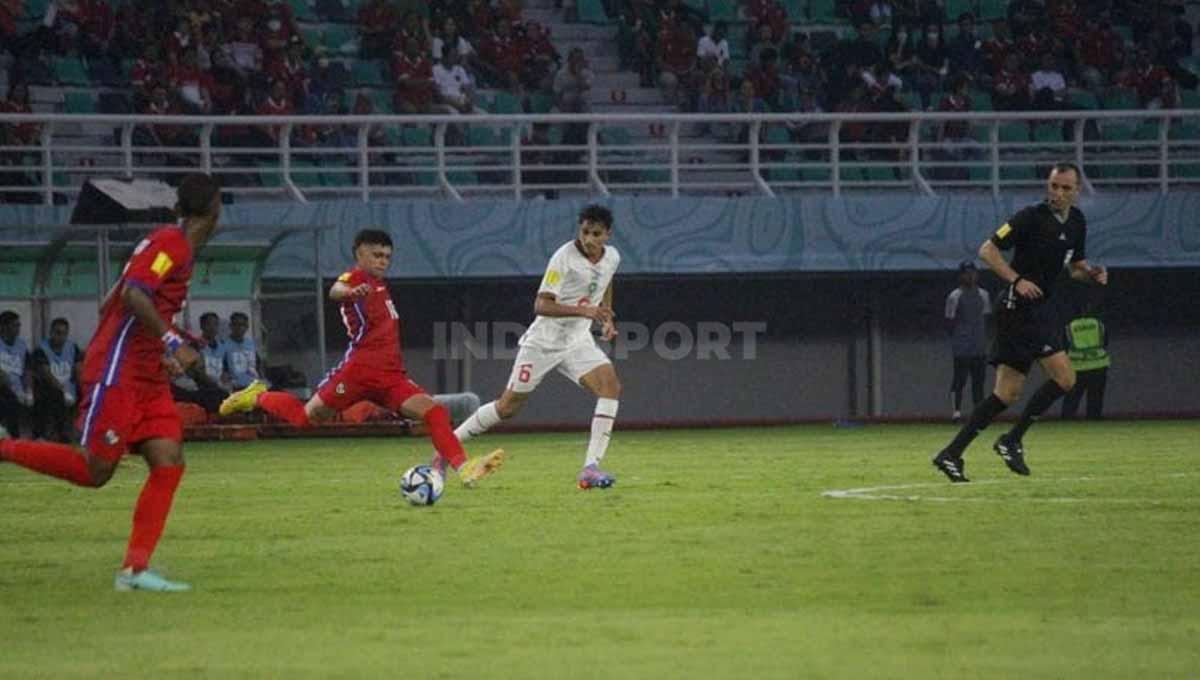 Pemain Panama U-17 Jael Pierre dikawal ketat pemain Maroko U-17 Mehdi Akoumi pada laga Piala dunia U-17 di Stadion GBT Surabaya, Jumat (10/11/23). (Foto: Fitra Herdian/INDOSPORT)