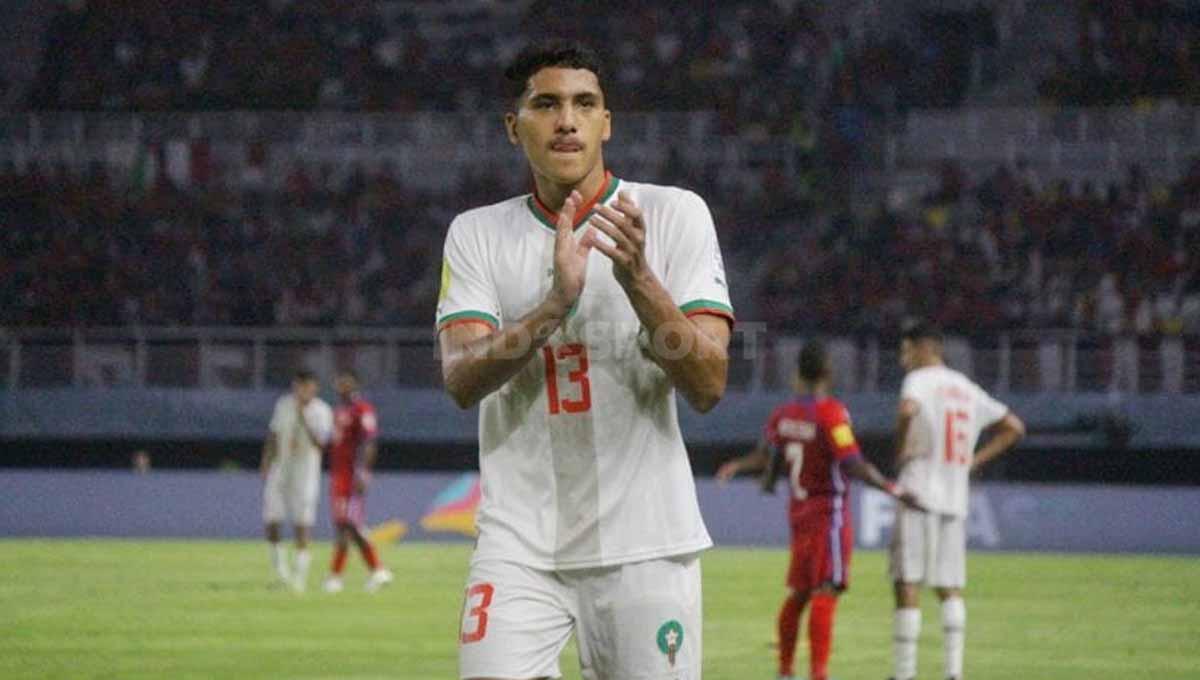 Pemain Maroko U-17 Saifdine Chlaghmo terharu dengan dukungan suporter pada laga Piala dunia U-17 di Stadion GBT Surabaya, Jumat (10/11/23). (Foto: Fitra Herdian/INDOSPORT)