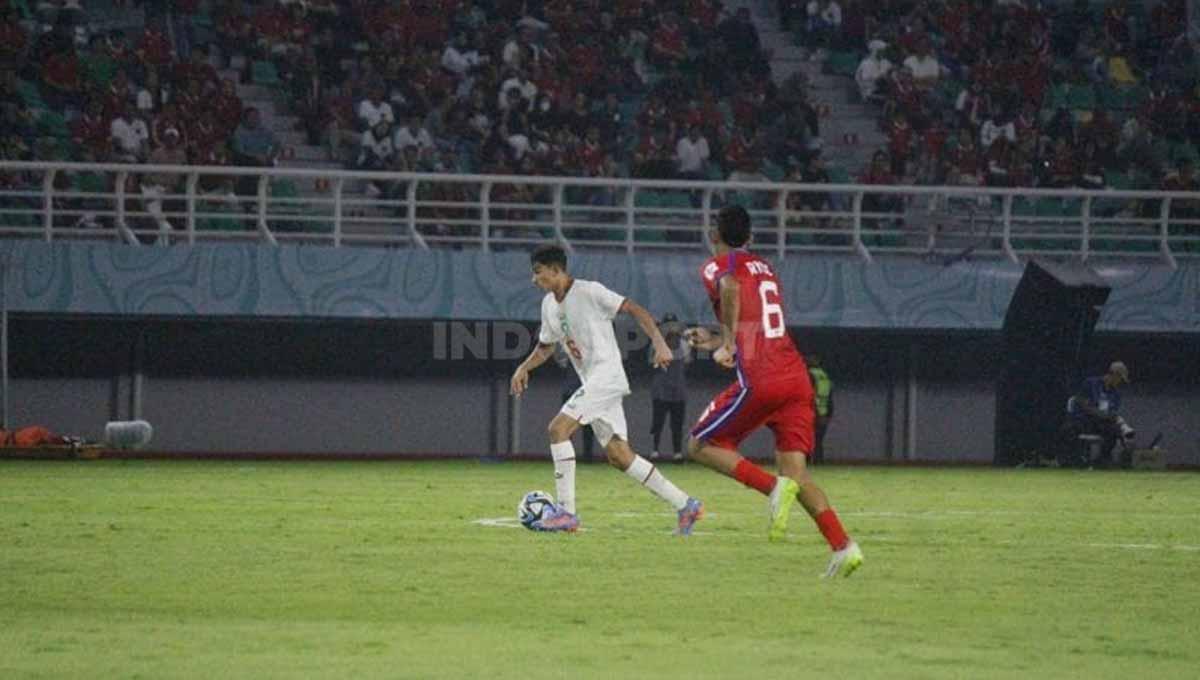 Pemain Maroko U-17 Mehdi Akoumi ditempet ketat pemain Panama U-17 Anel Ryce pada laga Piala dunia U-17 di Stadion GBT Surabaya, Jumat (10/11/23). (Foto: Fitra Herdian/INDOSPORT)