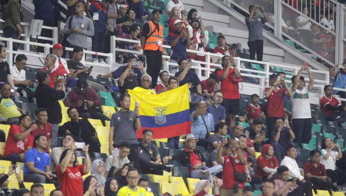 Pendukung Ekuador datang langsung ke Stadion GBT pada pertandingan perdana Piala Dunia U-17 di Stadion GBT, Jumat (10/11/23). (Foto: Fitra Herdian/INDOSPORT)