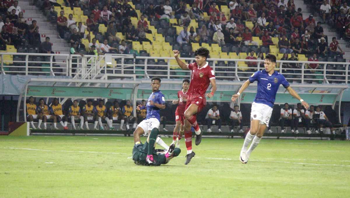 Pemain Indonesia U-17 Arkhan Purwanto gagal menceploskan bola ke gawang Ekuador U-17 yang dijaga Cristhian Loor pada laga Piala Dunia U-17 di Stadion GBT, Jumat (10/11/23). (Foto: Fitra Herdian/INDOSPORT)