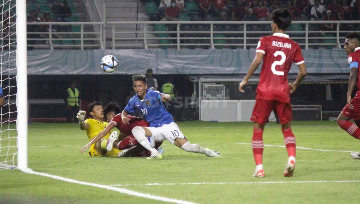 Pemain Ekuador U-17 Michael Bermudez gagal menciptakan peluang menjadi gol pada laga Piala Dunia U-17 di Stadion GBT, Jumat (10/11/23). (Foto: Fitra Herdian/INDOSPORT)