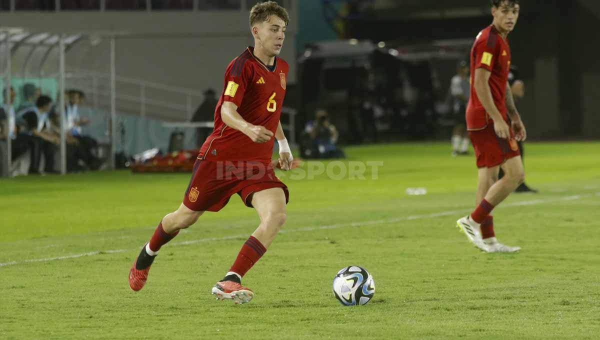 Kapten Spanyol U-17, Pau Prim, tampil elegan sebagai gelandang bertahan dalam pertandingan Piala Dunia U-17 2023 grup B di Stadion Manahan Solo, Jumat (10/11/23). Foto: Nofik Lukman Hakim/INDOSPORT