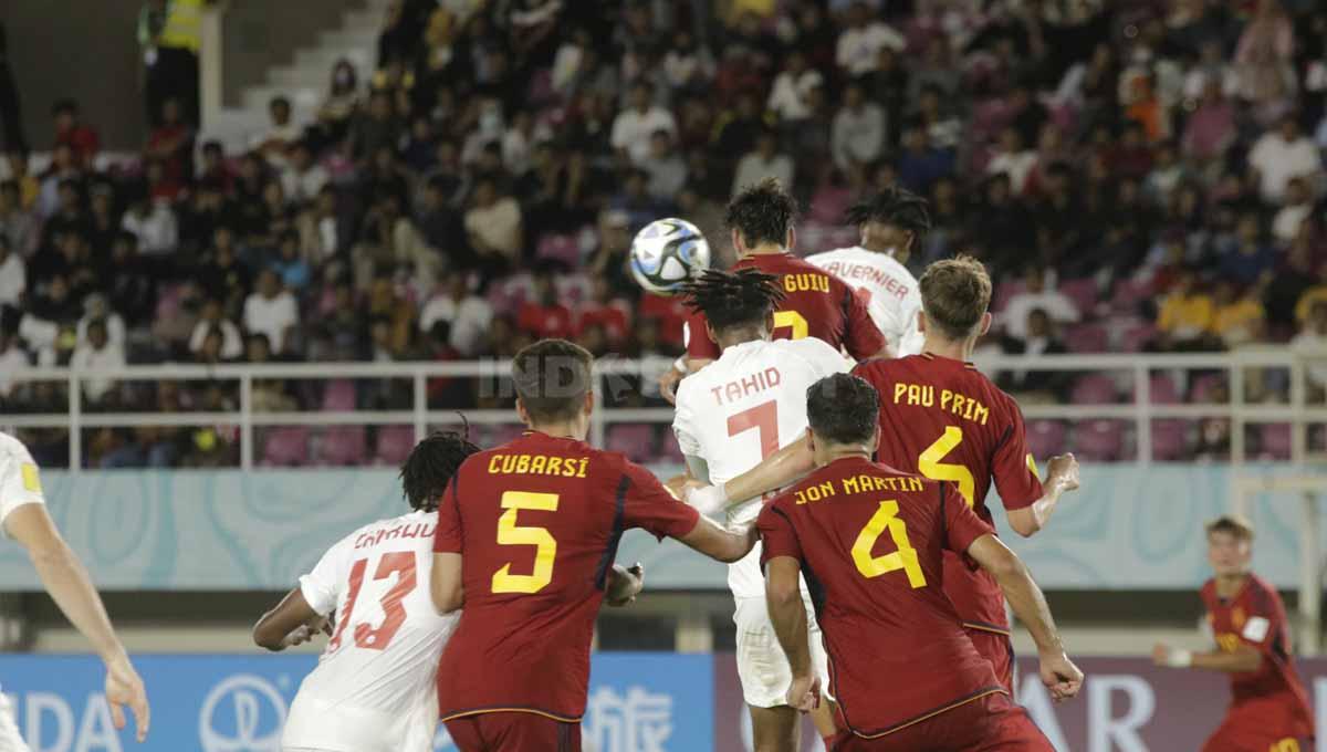 Penyerang Spanyol U-17, Marc Guiu, membantu timnya bertahan saat mengantisipasi sepak pojok Kanada U-17 dalam pertandingan Piala Dunia U-17 2023 grup B di Stadion Manahan Solo, Jumat (10/11/23). Foto: Nofik Lukman Hakim/INDOSPORT