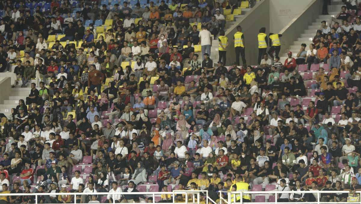 Ribuan penonton memadati pertandingan Piala Dunia U-17 grup B antara Spanyol U-17 melawan Kanada U-17 di Stadion Manahan Solo, Jumat (10/11/23). Foto:Nofik Lukman Hakim/INDOSPORT