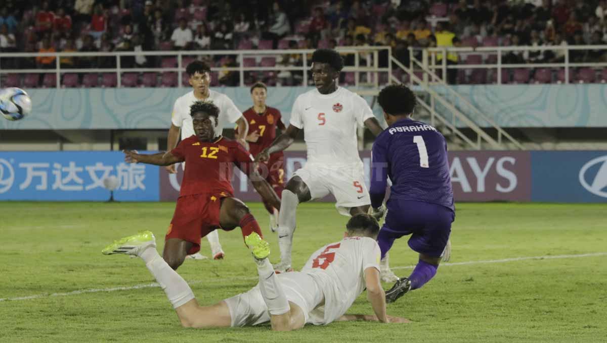 Pertahanan Kanada U-17 dibuat kocar-kacir ketika Spanyol U-17 menyerang sepanjang babak kedua  dalam pertandingan Piala Dunia U-17 2023 grup B di Stadion Manahan Solo, Jumat (10/11/23). Foto: Nofik Lukman Hakim/INDOSPORT Copyright: Nofik Lukman Hakim/INDOSPORT
