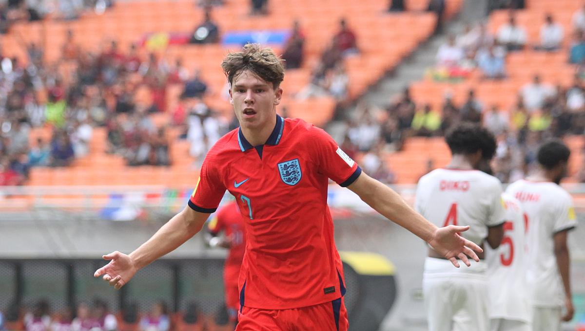 Selebrasi pemain Inggris, Tyler Dibling usai cetak gol ke gawang Kaledonia Baru pada laga pertama fase grup C Piala Dunia U-17 di Stadion JIS, Sabtu (11/11/23).