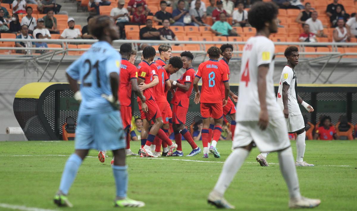 Selebrasi para pemain Inggris usai cetak gol ke gawang Kaledonia Baru pada laga pertama fase grup C Piala Dunia U-17 di Stadion JIS, Sabtu (11/11/23).