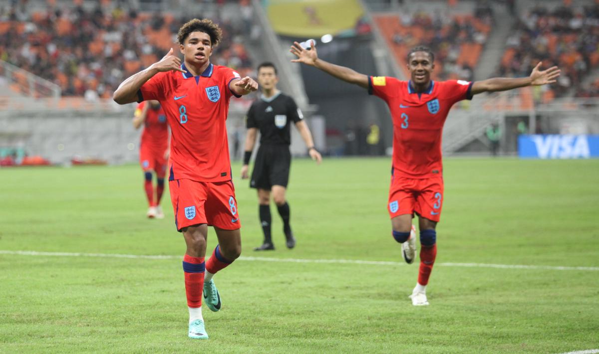 Selebrasi pemain Inggris, Michael Golding usai cetak gol ke gawang Kaledonia Baru pada laga pertama fase grup C Piala Dunia U-17 di Stadion JIS, Sabtu (11/11/23).