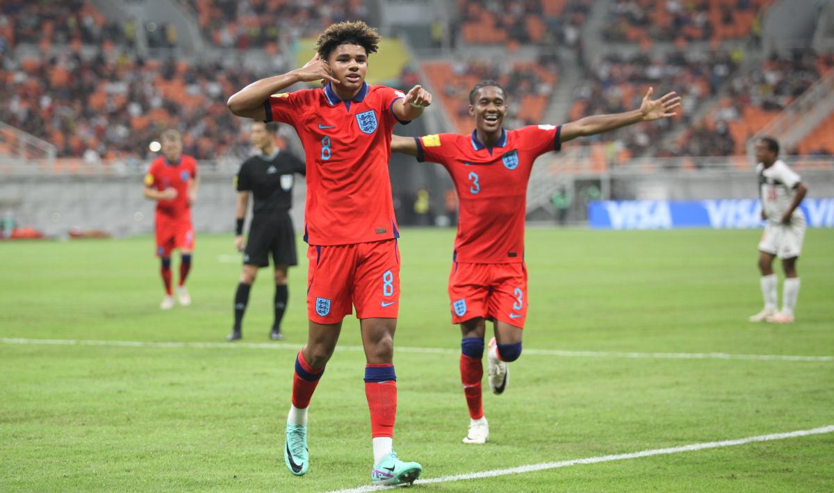 Selebrasi pemain Inggris, Michael Golding usai cetak gol ke gawang Kaledonia Baru pada laga pertama fase grup C Piala Dunia U-17 di Stadion JIS, Sabtu (11/11/23).