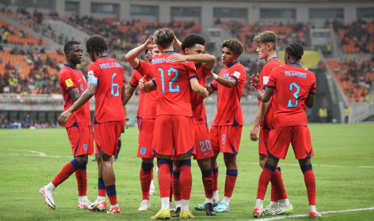 Selebrasi para pemain Inggris usai cetak gol ke gawang Kaledonia Baru pada laga pertama fase grup C Piala Dunia U-17 di Stadion JIS, Sabtu (11/11/23).