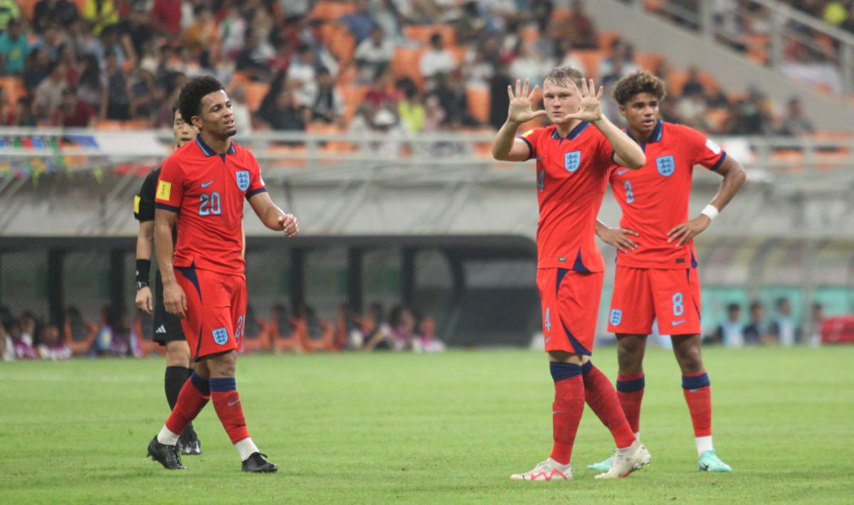 Selebrasi para pemain Inggris usai cetak gol ke gawang Kaledonia Baru pada laga pertama fase grup C Piala Dunia U-17 di Stadion JIS, Sabtu (11/11/23).