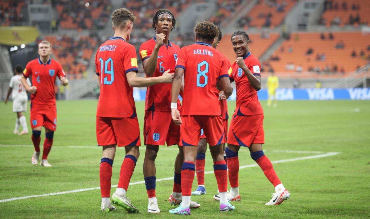 Selebrasi para pemain Inggris usai cetak gol ke gawang Kaledonia Baru pada laga pertama fase grup C Piala Dunia U-17 di Stadion JIS, Sabtu (11/11/23).