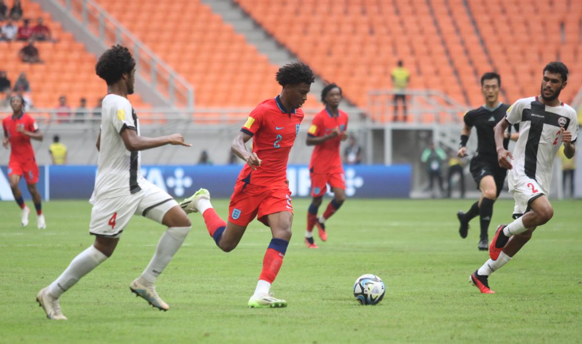 Pemain Inggris dijaga ketat pemain Kaledonia Baru pada laga pertama fase grup C Piala Dunia U-17 di Stadion JIS, Sabtu (11/11/23).