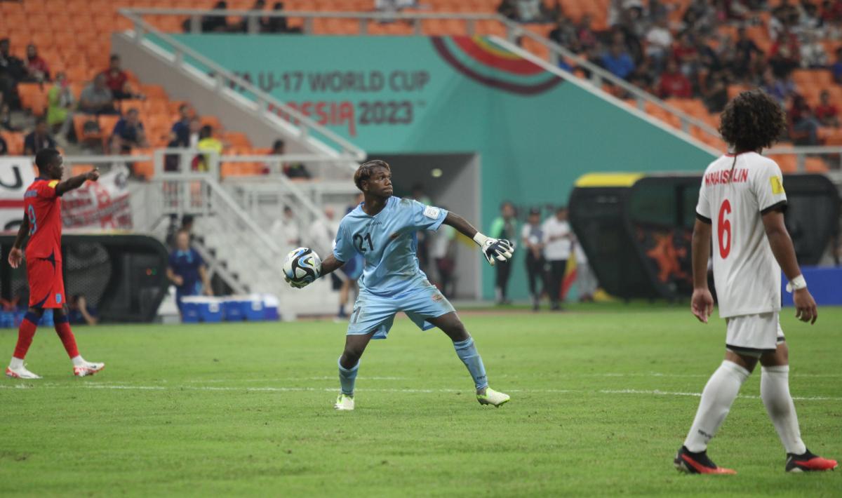 Kiper Kaledonia Baru, Nicolas Kutran harus kebobolan 10 gol dari Inggris pada laga pertama fase grup C Piala Dunia U-17 di Stadion JIS, Sabtu (11/11/23).