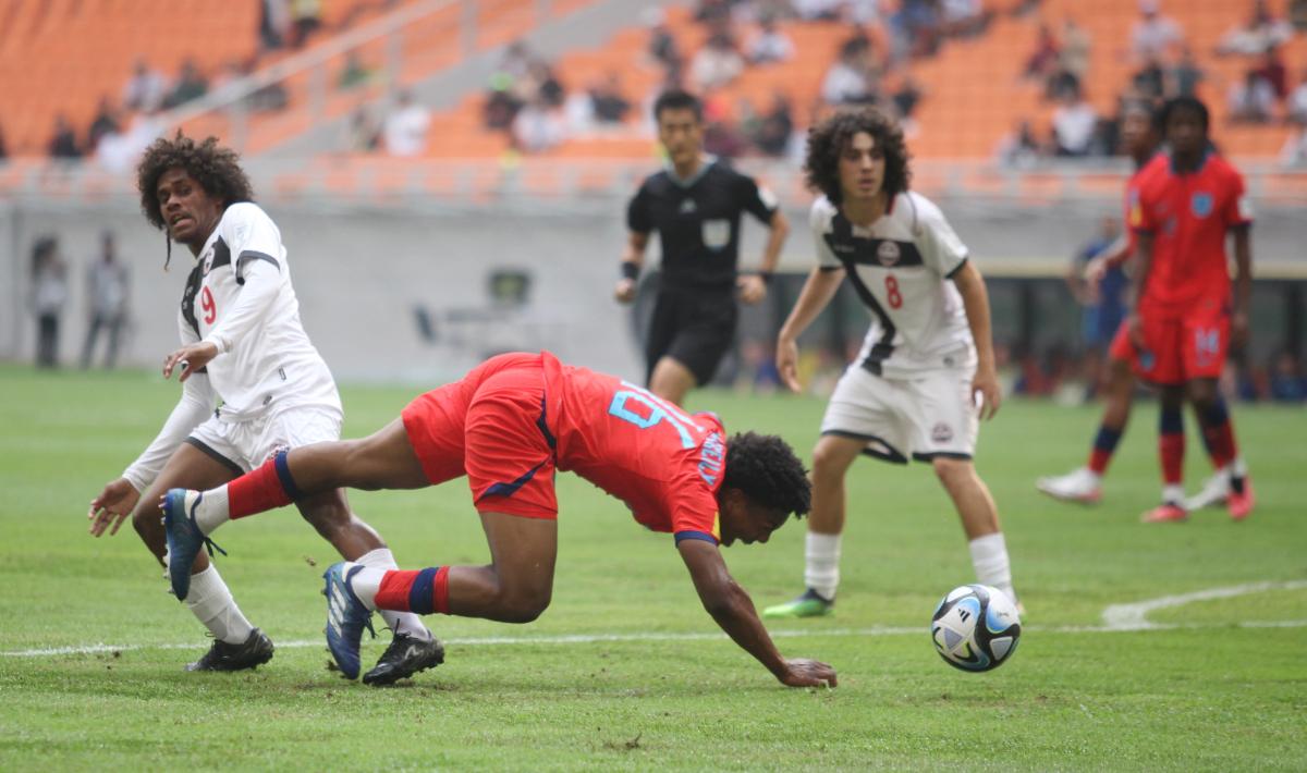 Pemain Inggris dijatuhkan pemain Kaledonia Baru pada laga pertama fase grup C Piala Dunia U-17 di Stadion JIS, Sabtu (11/11/23).