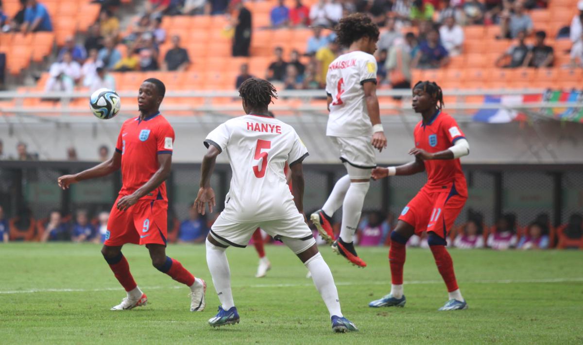 Duel pemain Inggria dan Kaledonia Baru pada laga pertama fase grup C Piala Dunia U-17 di Stadion JIS, Sabtu (11/11/23).