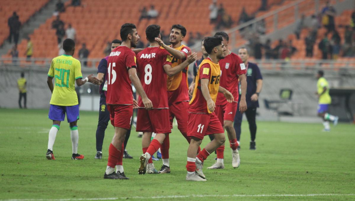 Kegembiraan para pemain Iran usai kalahkan Brasil 3-2 pada laga fase grup C Piala Dunia U-17 di Stadion JIS, Sabtu (11/11/23).